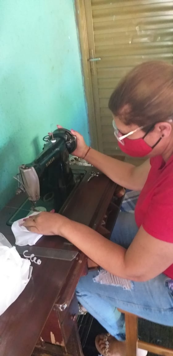 Costureira Luciene é uma das oito moradoras de Itumbiara e região que colaborá com o projeto